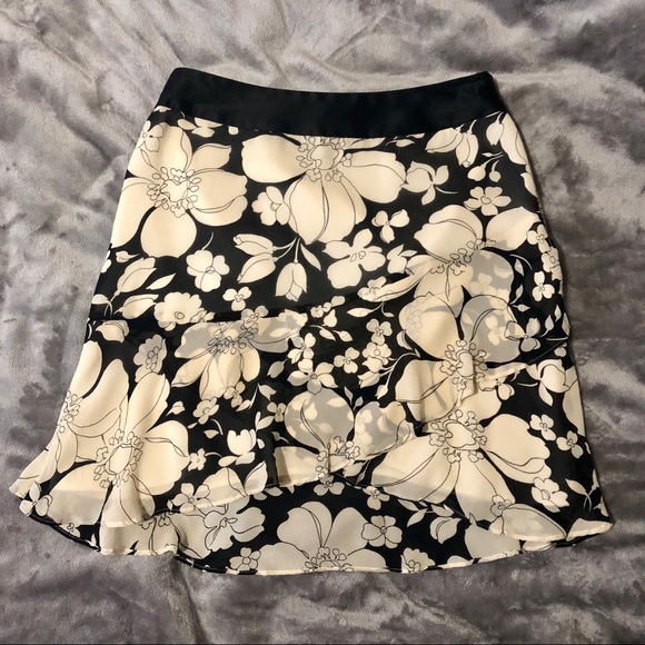 Banana Republic Dresses & Skirts - Banana Republic Silk Skirt!